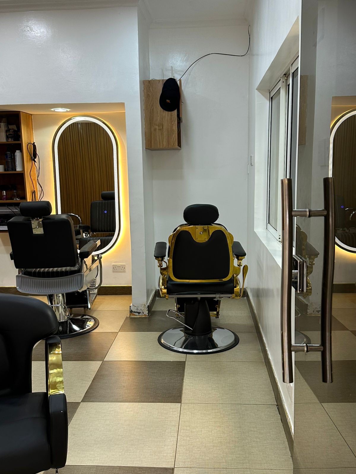 Beard grooming with straight razor